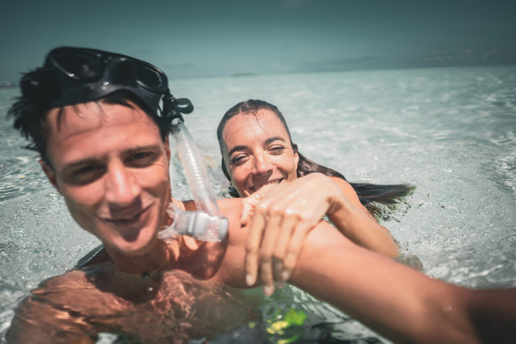 aus der Fülle in die Vergangenheit schauen – Paar im Wasser, lebendig und frei, spielerische Nähe, Freude und Klarheit im Rückblick aus dem Jetzt
