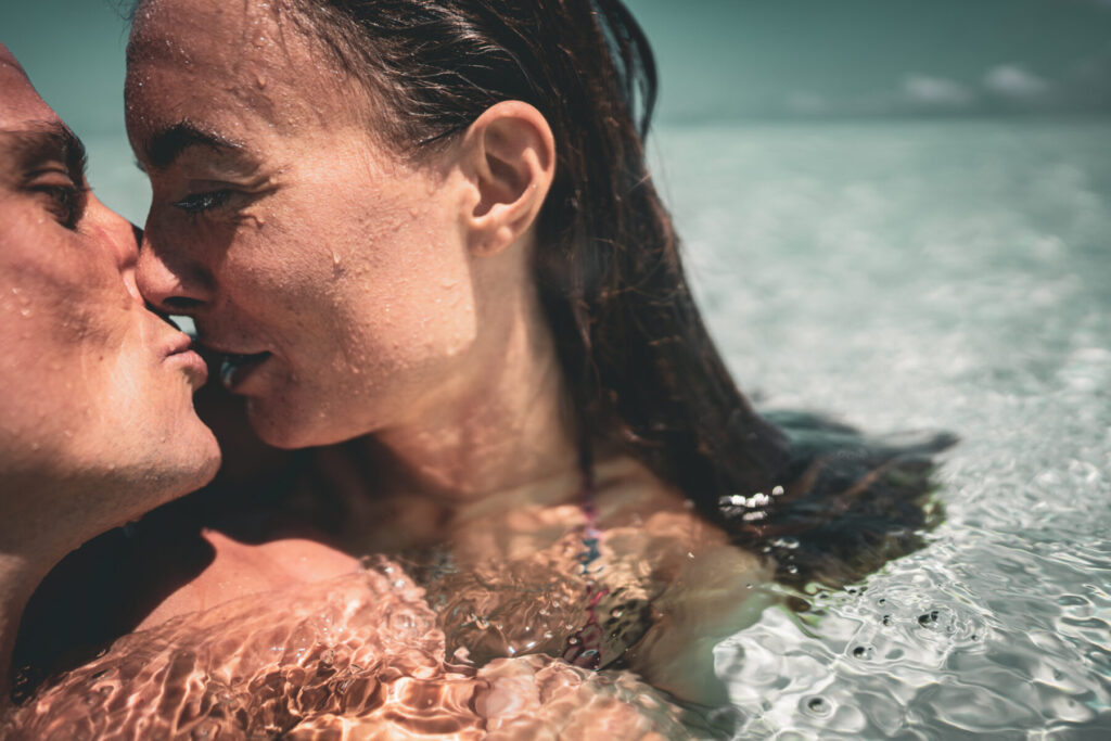 1/4 Profil im Human Design – Paar in inniger Verbindung im Wasser, Sinnbild für Vertrauen, Stabilität und tiefe Beziehungen