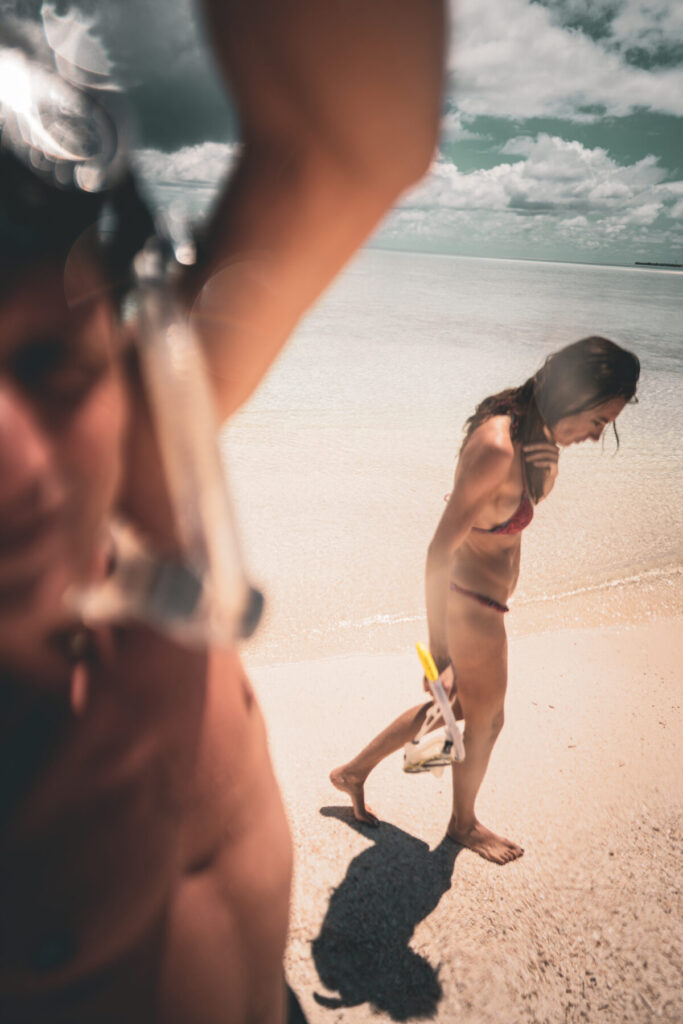 Barfuß am Strand mit Tauchmaske – Rückkehr zur Essenz, Erdung und Atmung im natürlichen Rhythmus von Körper und Ozean.