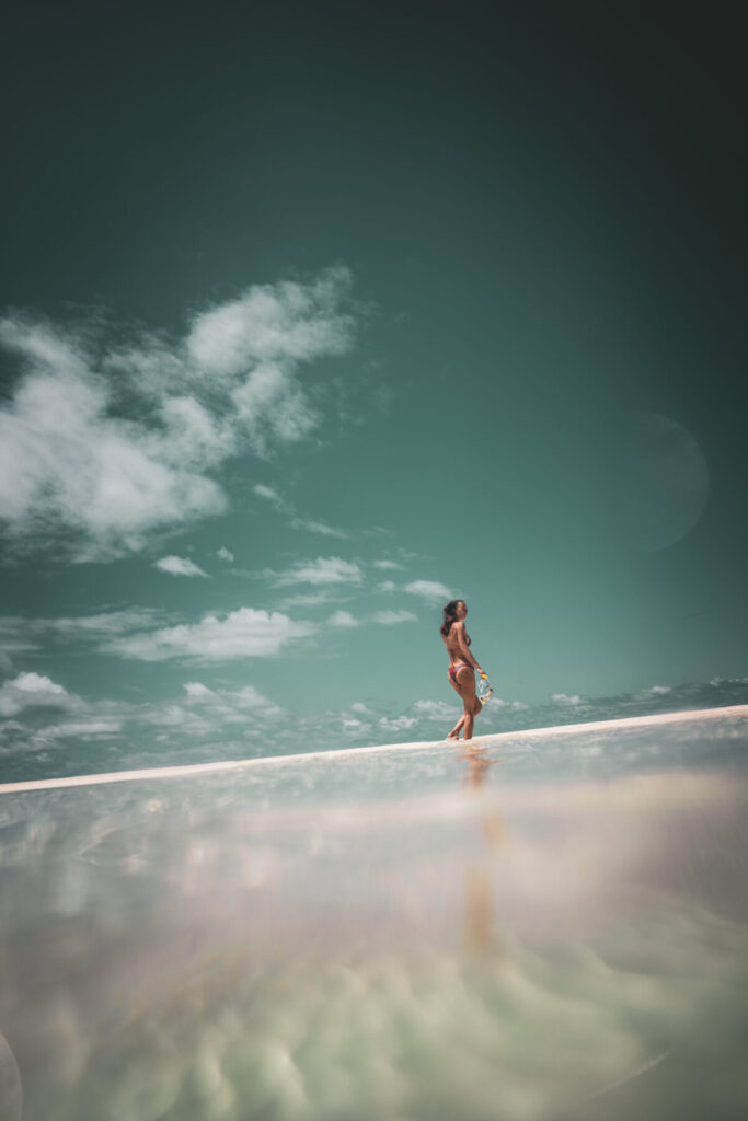 Frau geht allein am Strand entlang, weiter Horizont und klare Weite – Human Design, Profil 5/2, Rückzug, Vision, natürliche Autorität