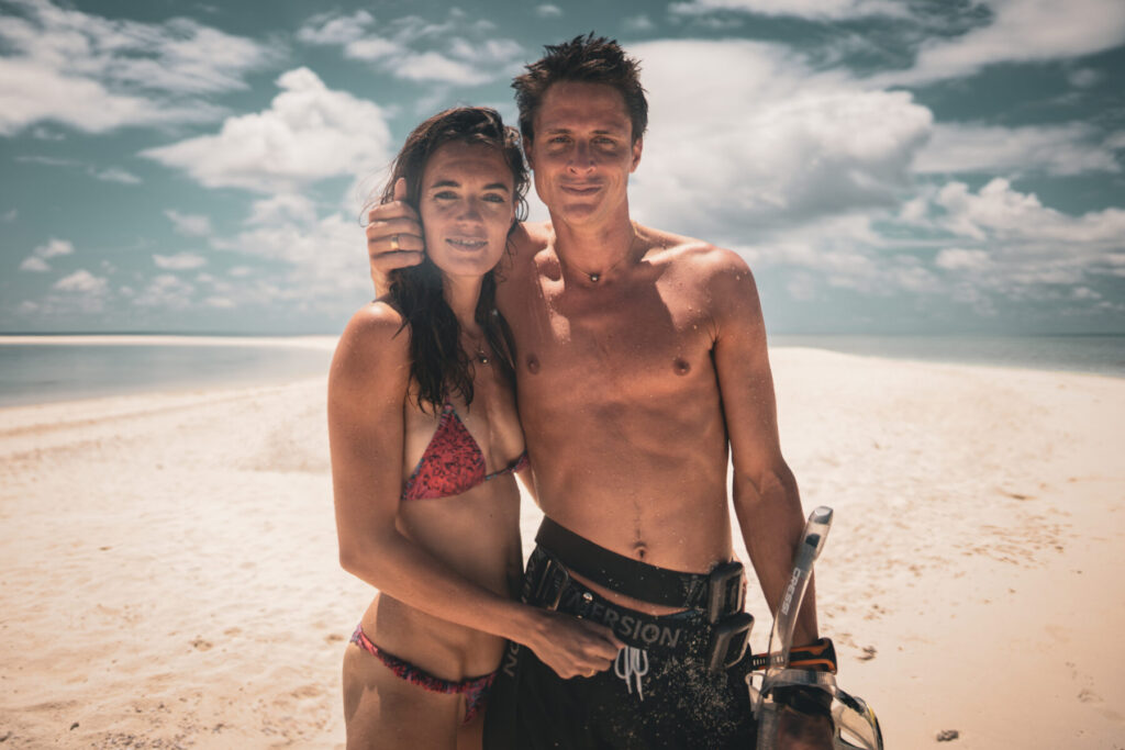Zwei Projektoren am Strand – vereint in der Kunst des Führens durch Präsenz, nicht durch Lautstärke oder Aktion