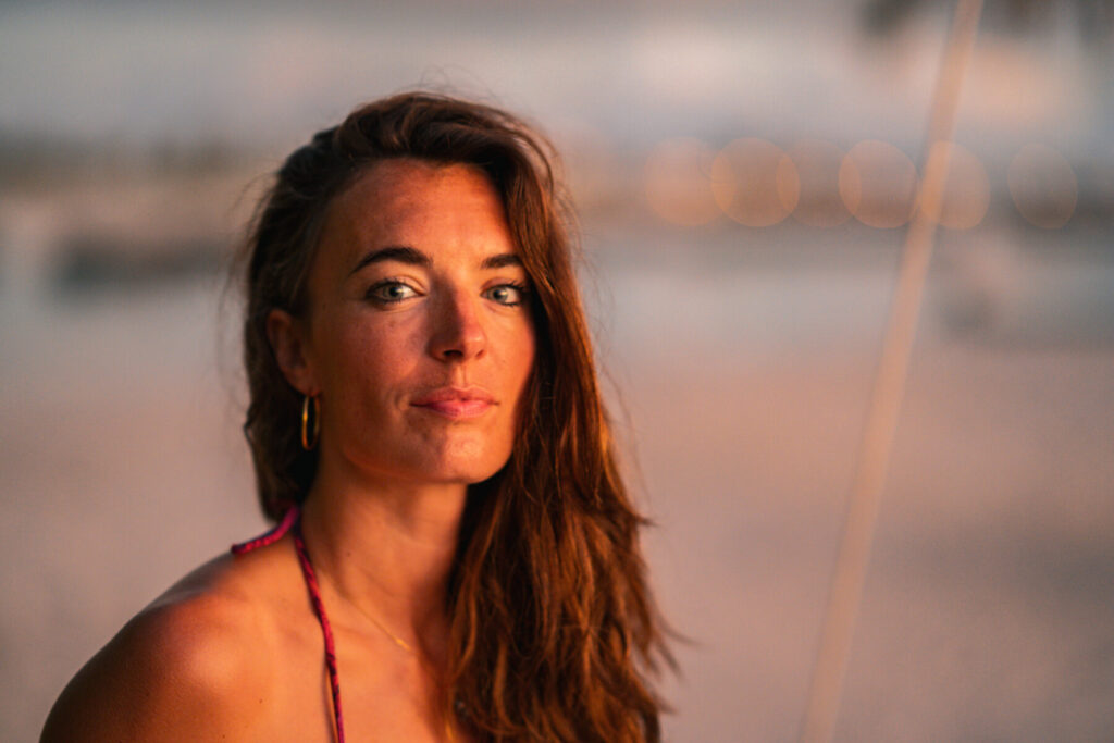 Genetische Transformation: Porträt einer Frau am Strand bei Sonnenuntergang symbolisiert Bewusstseinserweiterung durch die Gene Keys