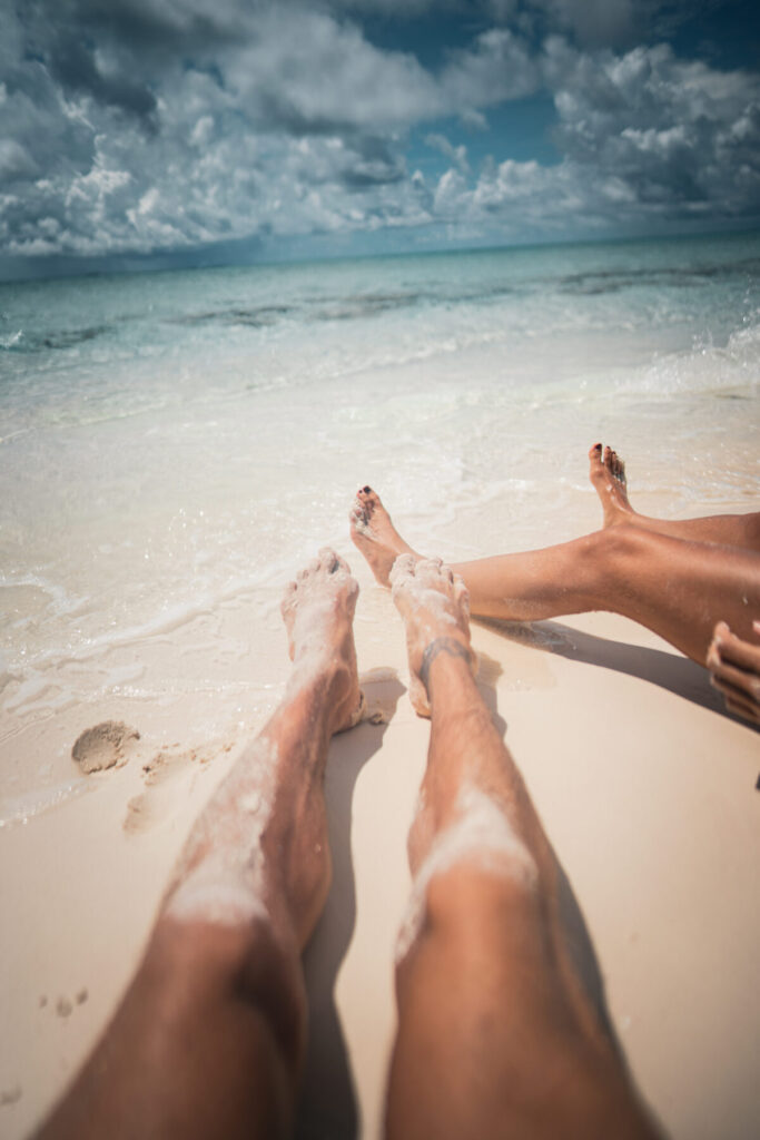 Stress abbauen durch Atmung – Füße im Sand am Meer, Breathwork für innere Ruhe, Nervensystem entspannen, Entschleunigung spürbar