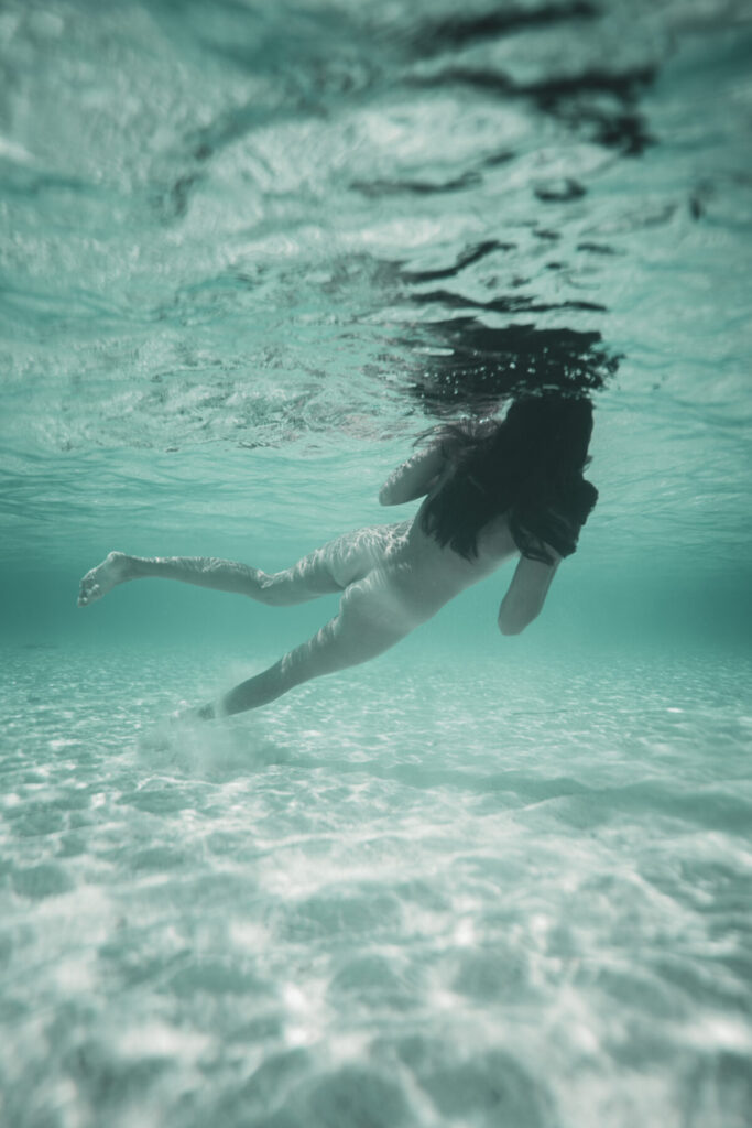 die vollkommene Spiegelung – Frau schwebt unter Wasser im klaren Licht, Balance zwischen Innen und Außen, Frieden, Anmut und Einklang