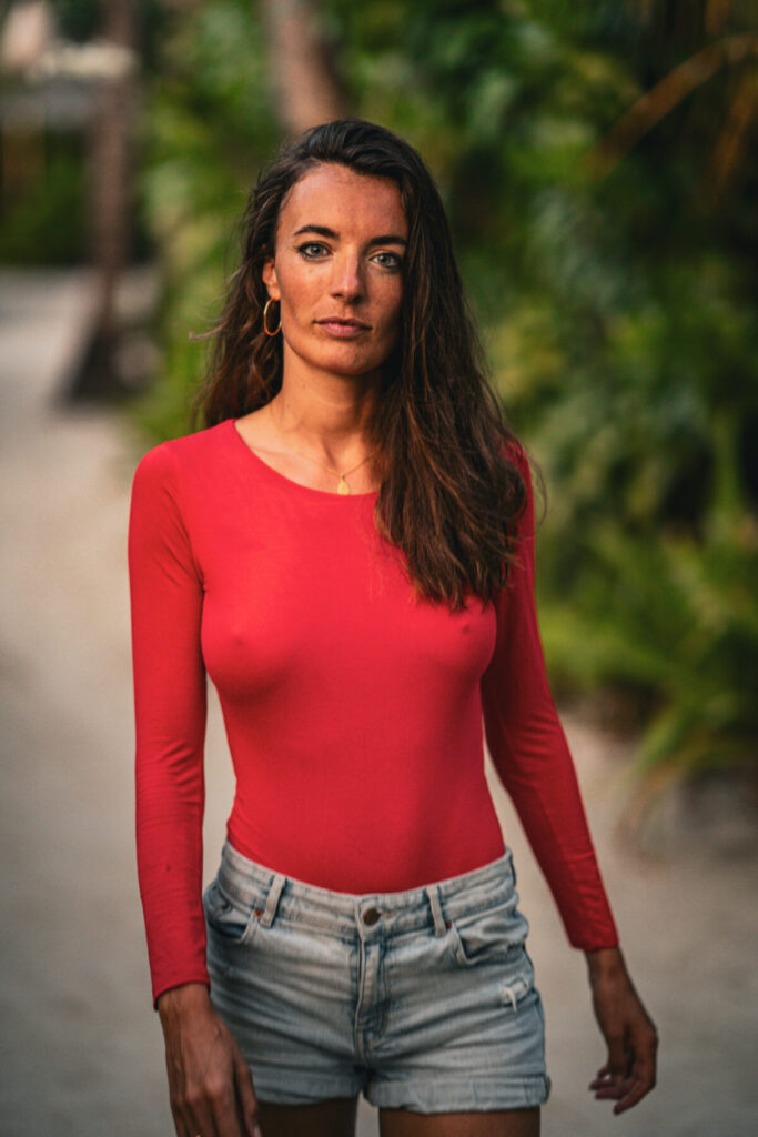 Frau in rotem Body auf Naturweg – Human Design, 2/4 Profil, Rückzug und Resonanz – ruhige Präsenz, kraftvolle Anziehung, natürliche Tiefe