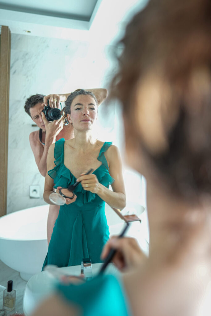 Frau vor Spiegel in türkisfarbenem Kleid – Human Design, 2/5 Profil, Selbstwahrnehmung, natürliche Gabe, stille Ausstrahlung, Klarheit