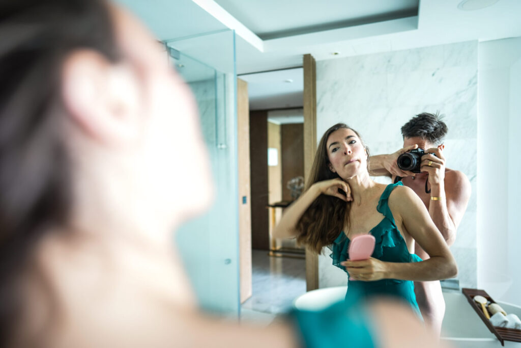 Verkörperung vor dem Verkauf – Frau vor dem Spiegel, Kleid richten, Fokus, Selbstbewusstsein, Vorbereitung
