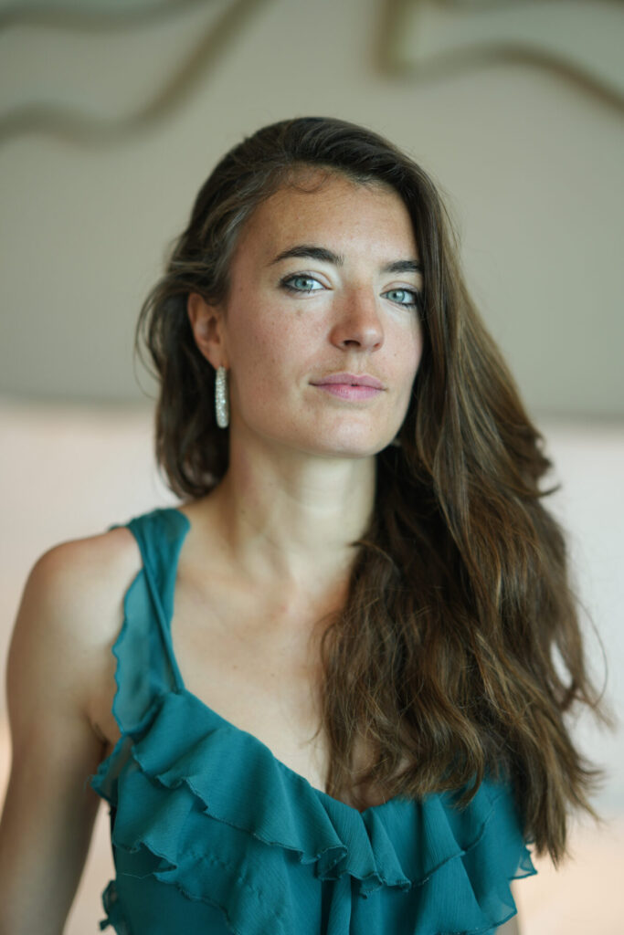 Licht der Liebe – Frau mit offenen Haaren im türkisfarbenen Kleid, klarer Blick, ruhige Präsenz und Frequenz eines neuen Bewusstseins