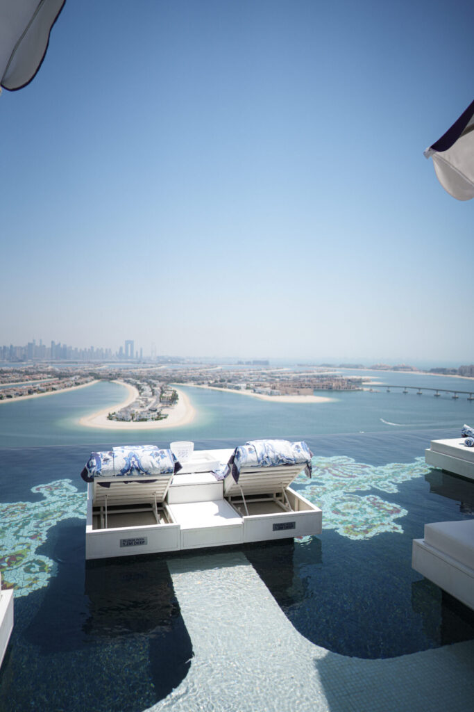 Horizontöffnung wählen – Panorama aus der Vogelperspektive auf Wasserbungalows und entfernte Skyline, weite Aussicht symbolisiert kollektive Evolution und neue Möglichkeiten.