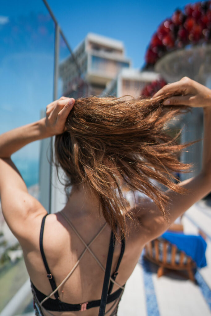 Frau mit offenem Haar und Rücken im Sonnenlicht – Urlaub, Entspannung und bewusste Reiseerfahrung, nachhaltiger Delfintourismus