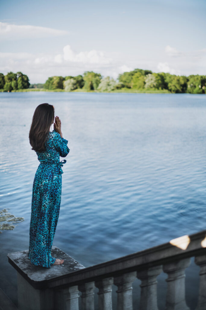 Verkörperung im Licht – Frau steht am Wasser, offen zur Weite, zeigt Empfänglichkeit und Verbundenheit mit der neuen Zeitlinie