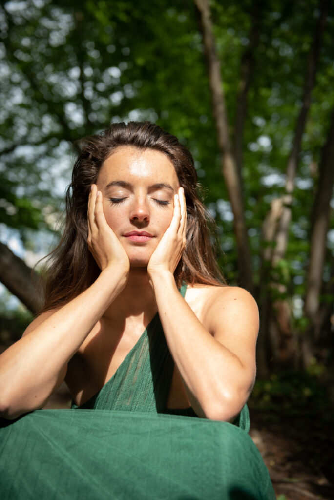 Energie folgt der Ausrichtung – Frau mit geschlossenen Augen in der Sonne, verkörpert Klarheit, Stille, Öffnung und innere Zentrierung
