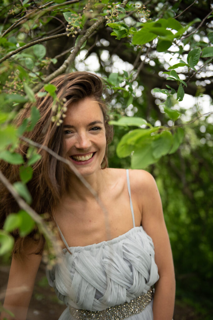 Live mit uns – weibliche Leichtigkeit, Natürlichkeit und Freude inmitten der Natur, strahlendes Feld für neue Begegnung