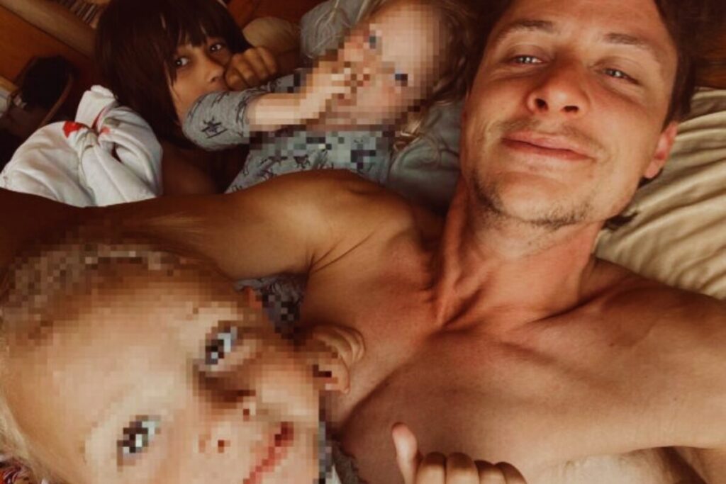 Vater liegt mit seinen Kindern im Bett – authentischer Moment voller Nähe, Liebe, Verletzlichkeit und Geborgenheit im Alltag bewusster Vaterschaft