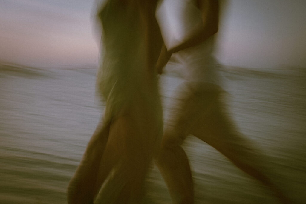 Zwei Menschen laufen am Meer im Sonnenuntergang – symbolisch für Rückzug, eigene Rhythmen und stille Reife im 6/2 Human Design Profil