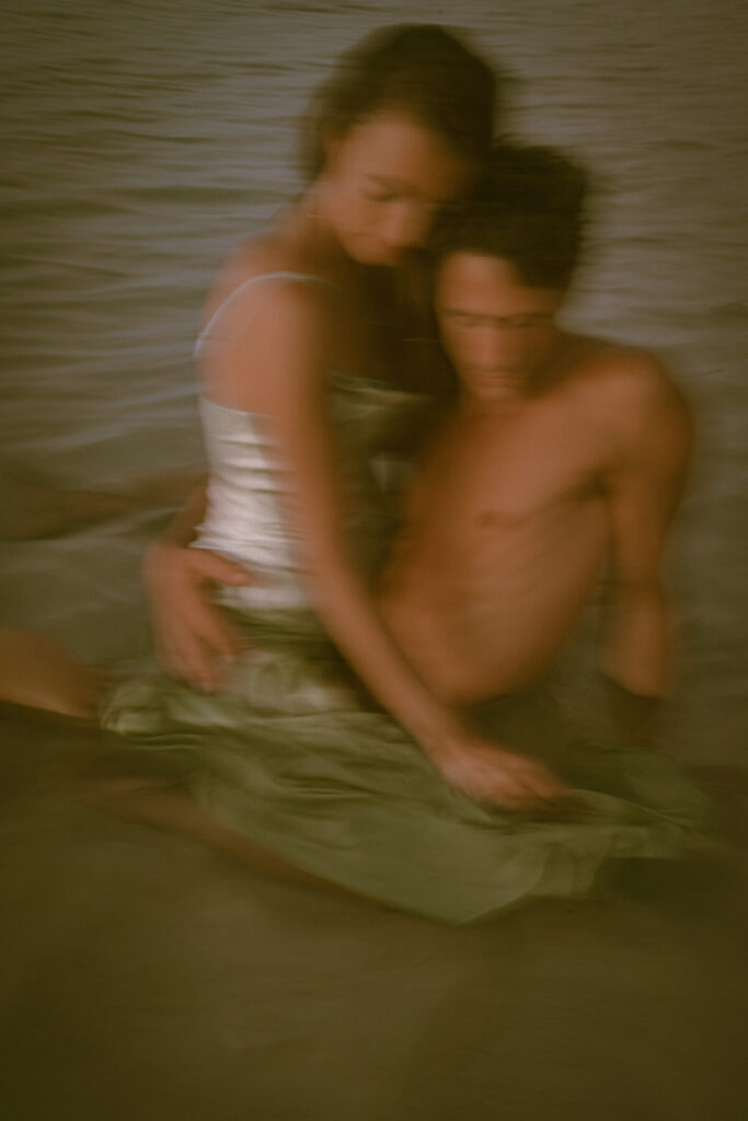 Zwei Menschen eng umschlungen am Strand – Human Design, 1/4 Profil, Stabilität durch Intimität, Vertrauen, verkörperte Tiefe.