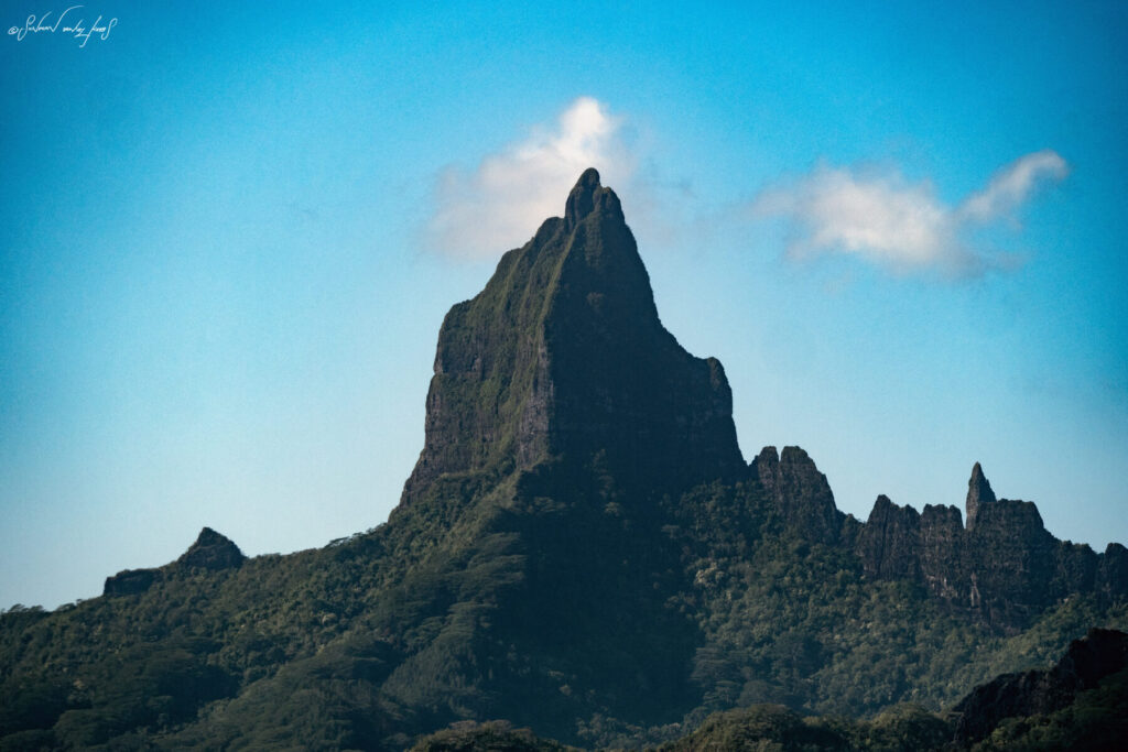 Völker der Zukunft – Berg ragt still in den Himmel, Symbol für neue Ordnung, Aufstieg, Stabilität und Frequenz der kommenden Menschheit