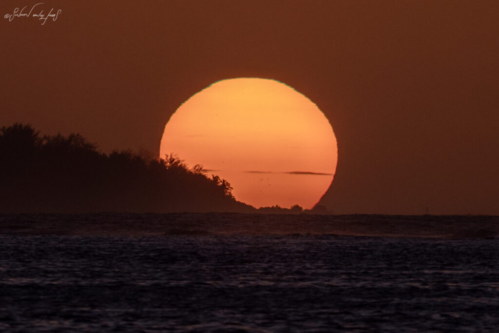 Boten einer goldenen Zukunft: Sonnenuntergang über ruhigem Meer symbolisiert Manifestoren-Licht, das Welten neu ordnet