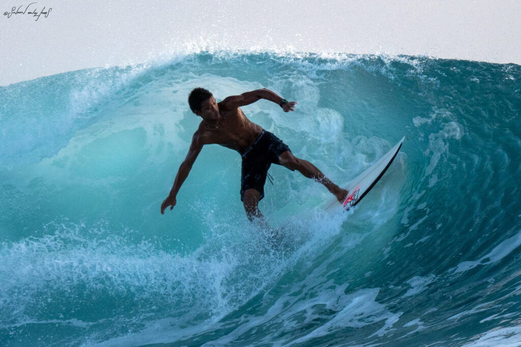 Grenzenlose Freiheit: Surfer in tobender Welle spiegelt ungebundene Freiheit jenseits von Hilfsmitteln