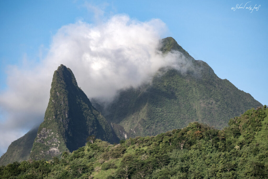 Geistige Weite: Berggipfel mit Wolken umhüllt symbolisiert Dekonstruktion des Selbst und Öffnung zu grenzenlosem Bewusstsein