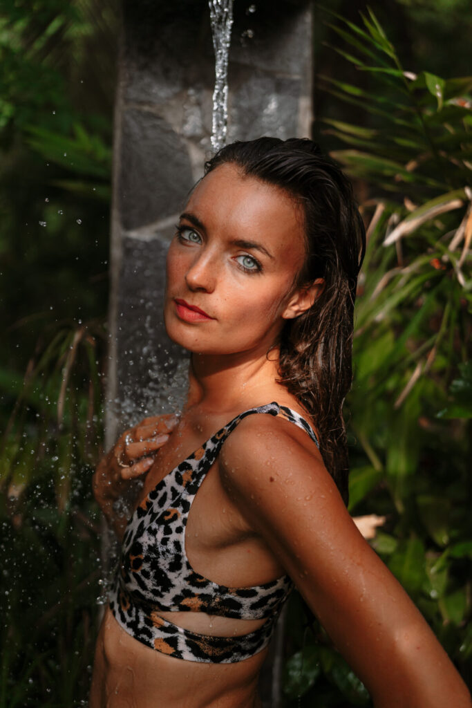 Erwachen durch Breathwork – Frau unter der Dusche mit offenem Blick, Präsenz, Klarheit und sinnlich verkörperte Tiefe im Moment des Atems.