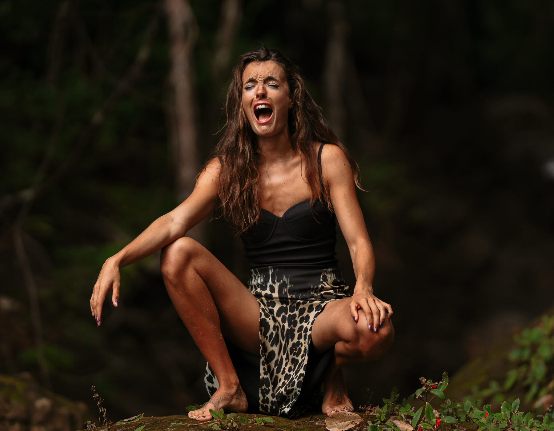 Breathwork im Coaching und Mentoring – Frau in wilder Körperhaltung schreit befreit in der Natur, Ausdruck von Energie, Präsenz und emotionaler Transformation