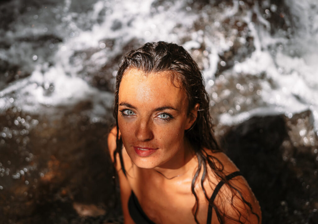 Frau im Wasser mit offenem Blick – tiefe Präsenz, gelebte Weisheit und Rückzug im 6/2 Human Design Profil