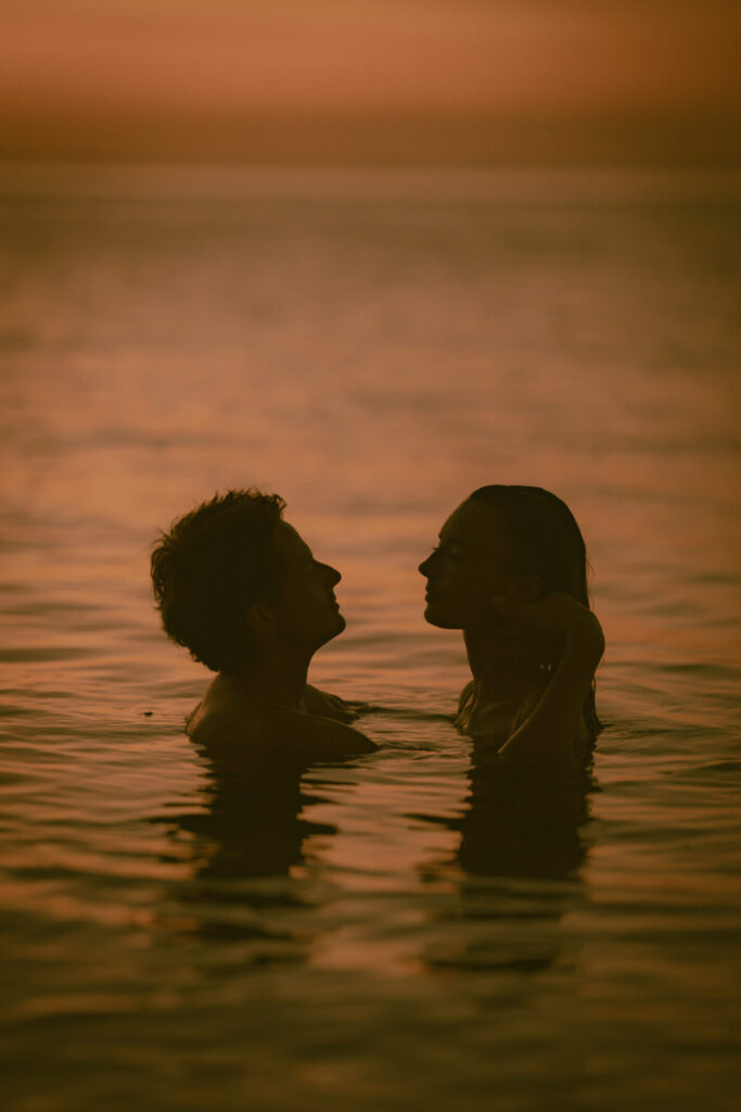 Ein Paar steht sich im Wasser bei goldener Abendsonne gegenüber – Human Design, 6/2 Profil, stille Präsenz, gelebte Weisheit, Wahrhaftigkeit in Beziehung