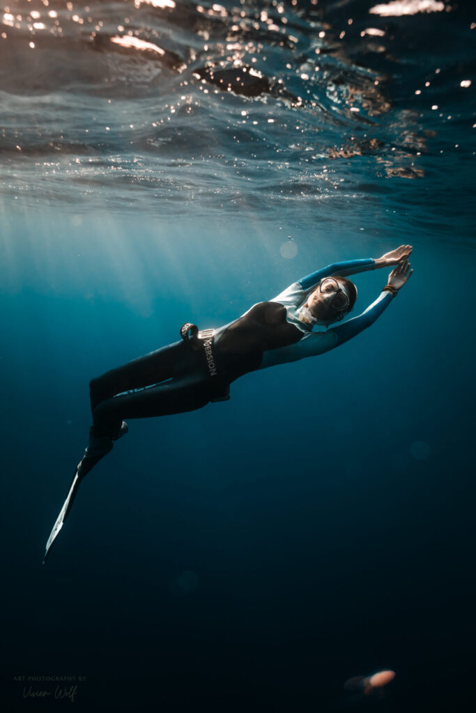 Tiefe Entspannung – Freediver schwebt schwerelos und erlebt beim freien Tauchen reinen Frieden und Verbindung mit der Meereswelt.