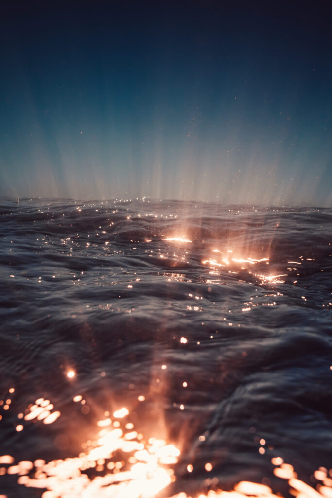 Tiefe im Nicht-Tun – glitzerndes Wasser im Abendlicht, verkörpert Frequenzruhe, Weite und die stille Kraft der Entschleunigung