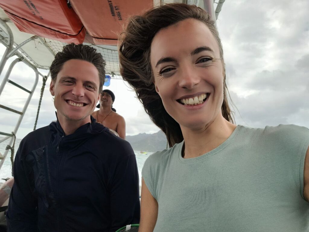 Kein Coaching ohne Auftrag – zwei Menschen lachen auf einem Boot im Fahrtwind, Symbol für Präsenz, Leichtigkeit und bewusstes Wähle